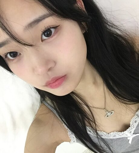 Saranghoe model high quality image