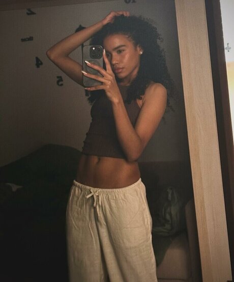 Paulacora100 pretty model picture