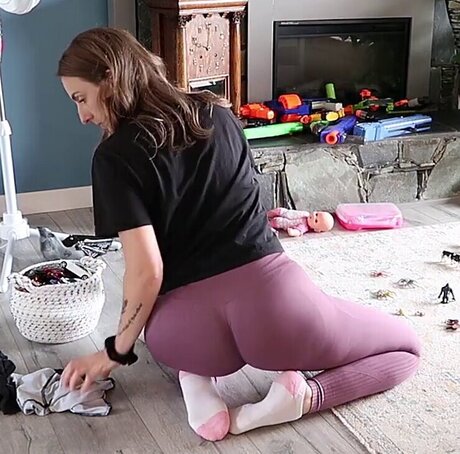 Homemaking model exclusive image