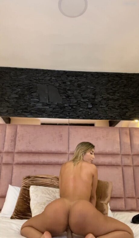 Nia Cruz naked star image