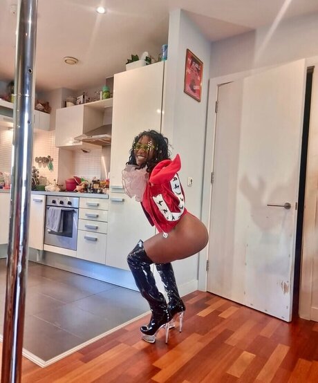 Sophie Duker naked star photos