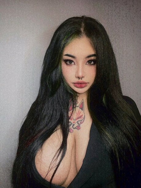 Sobaroll model nude picture