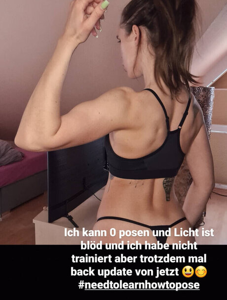 hollaura pretty model image