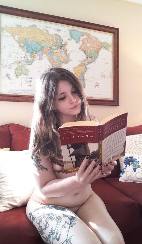 Riley Ramone model top photo