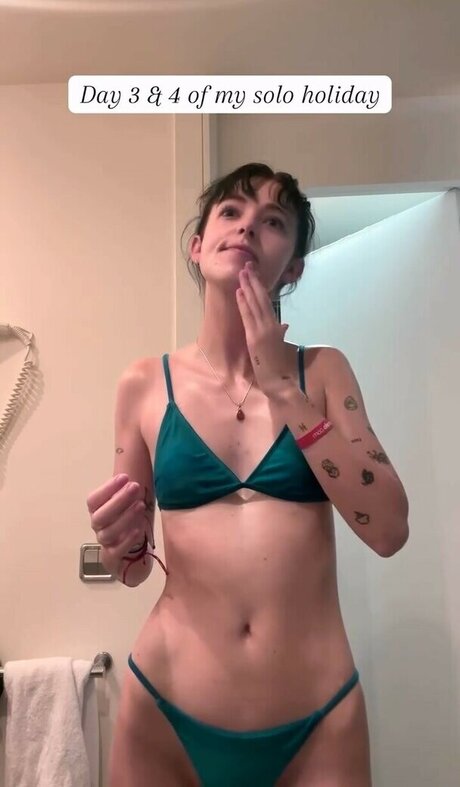 Holly Laing sexy model gallery