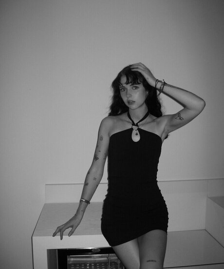 Holly Laing pretty star archive