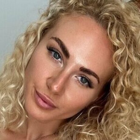 BlondeCurlyGirl sexy model photo