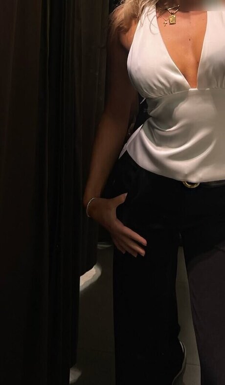 Leonie brrr model hot images