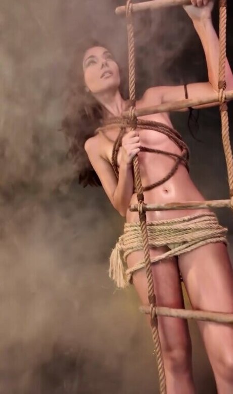 Elle Baldwinson star pics