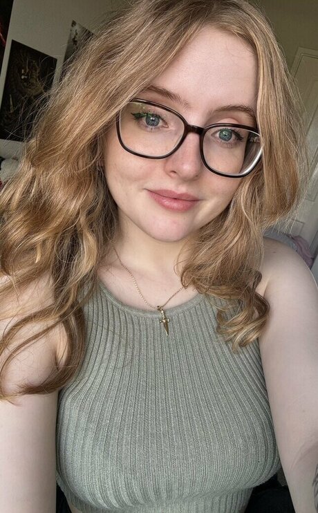 Krysttl model pornographic image