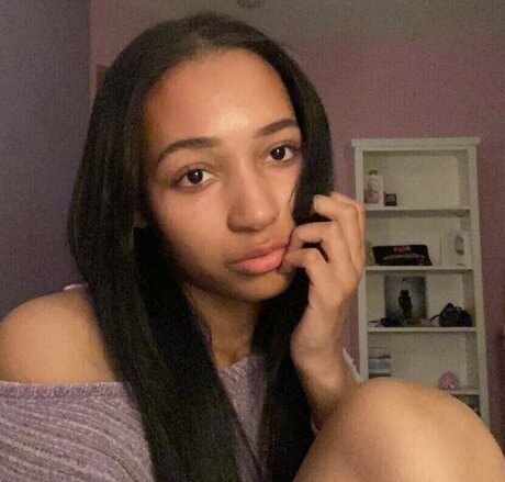 Ari Leigh Brown model pretty image