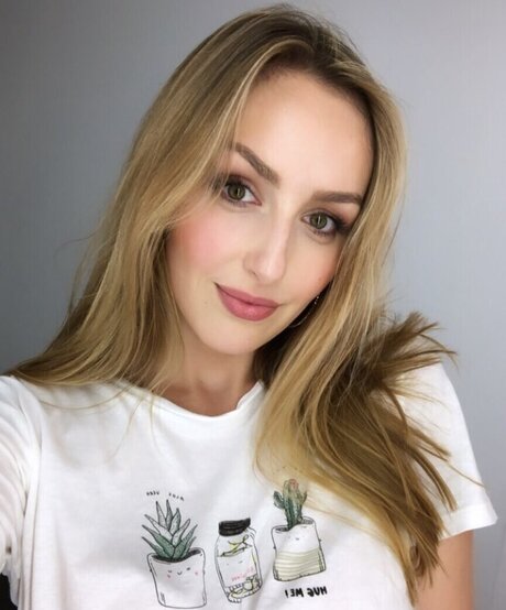 Alicia Joe beautiful model photo