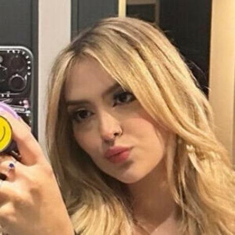 AriGameplays model photos