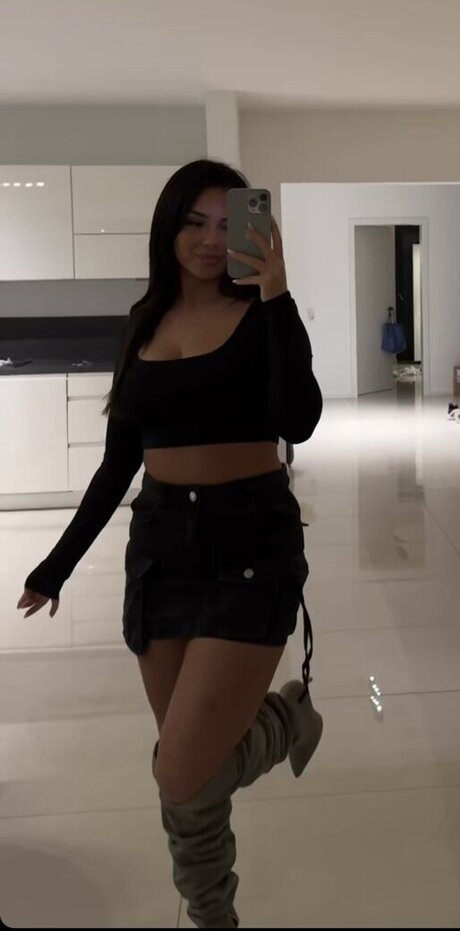 Jasmin Azizam model hot photo