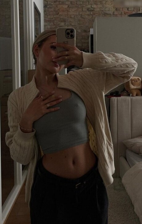 Lili Hamann model art pic