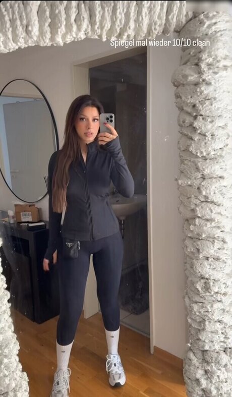 Emily Furz naked model pic