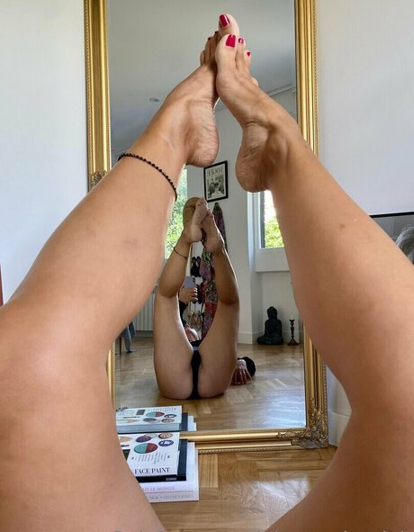 Lola Mendez exclusive star images