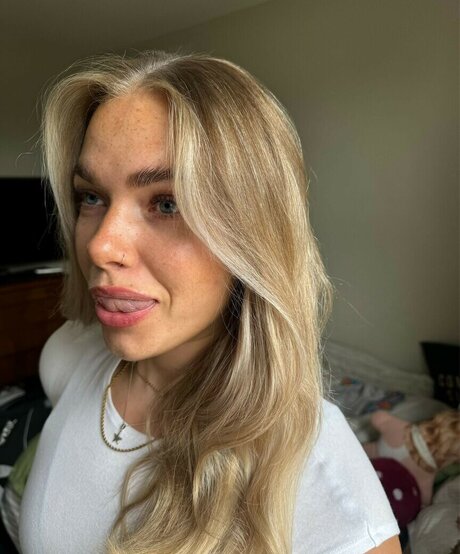 Izzy Swin art actress photo