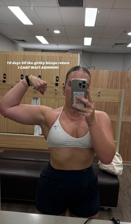 Izzy Swin sexy star pic