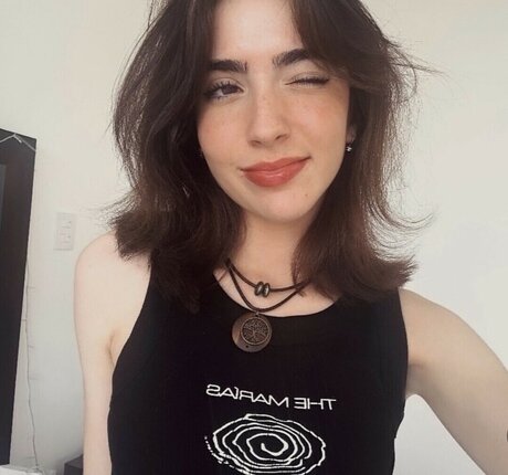 Gabriela Bee hot model pics