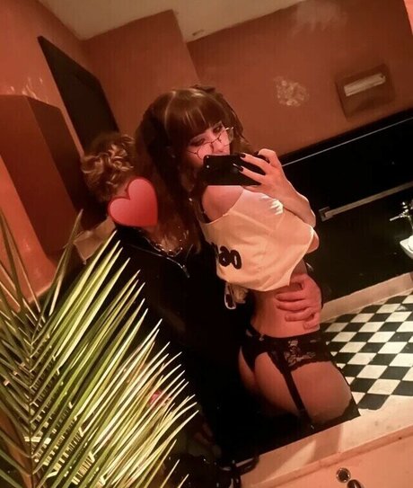 Moongirlevie model nude pic