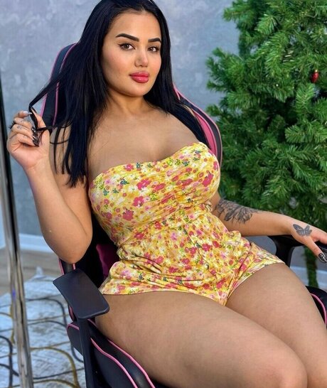 Melek Azad hot model photo