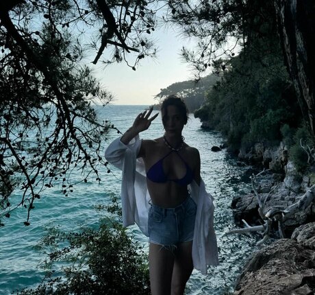 Ebrukzlyr nudes star photos