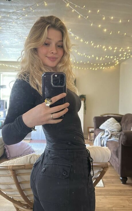 Lola Visage nude model pics