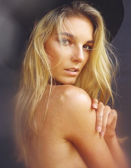 Amelie Tremblay star erotic img