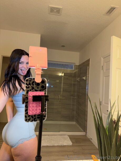 gwen2cute model naked photo