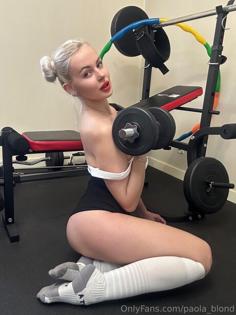 Paola blond nice model pic