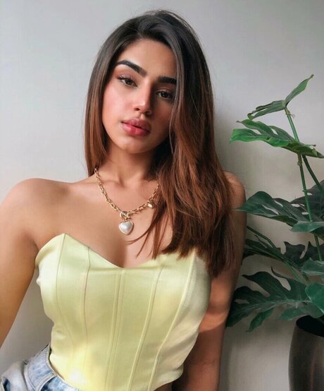 Pakhi Gadh star nude images