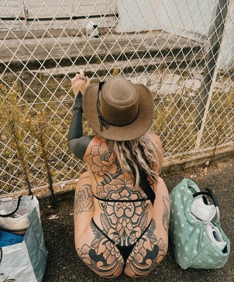 divinement bon model exclusive pictures