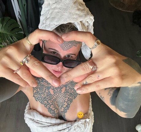 divinement bon exclusive model archive