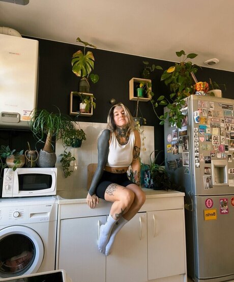 divinement bon model free galleries