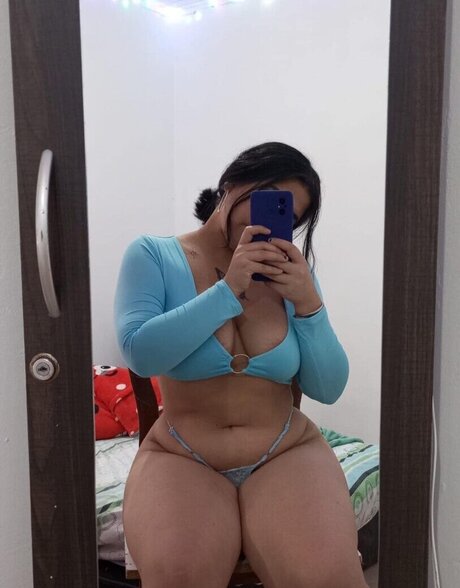 Elizabeth Nazariego model nude pic