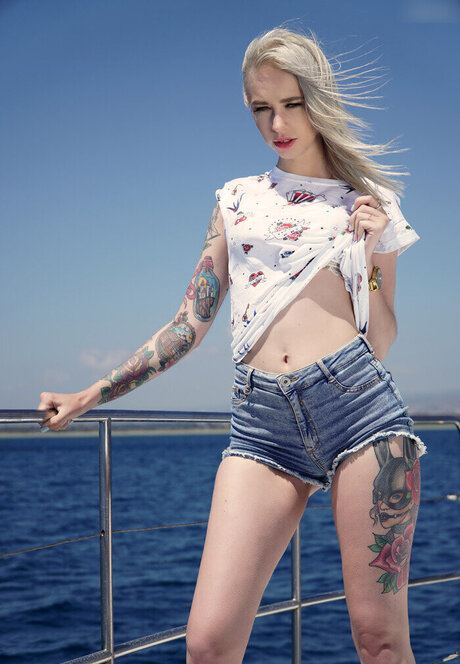 Arteya Dee art model gallery