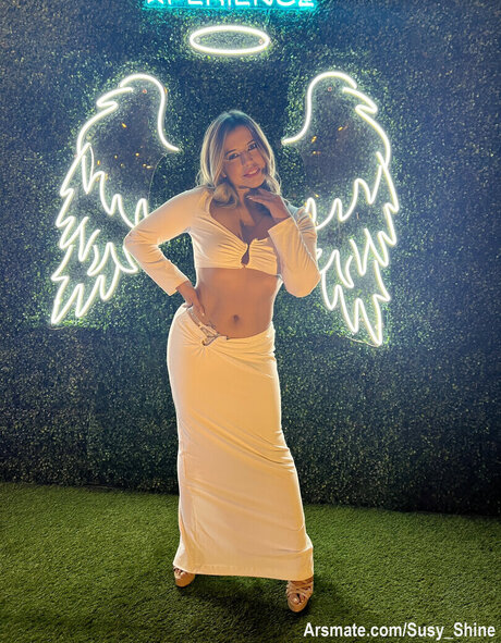 Susy Shine model sexy img