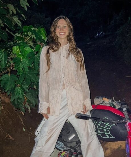 Affe auf Bike model naked pic