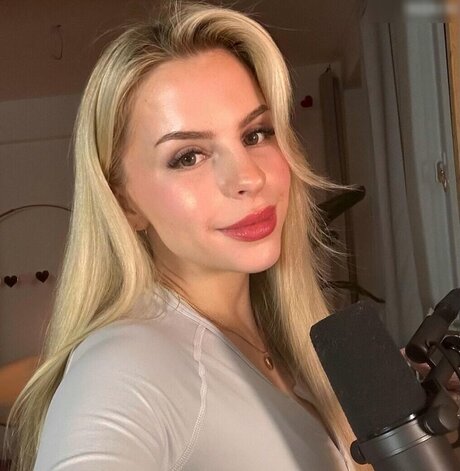 Lucia Leona nice actress pics