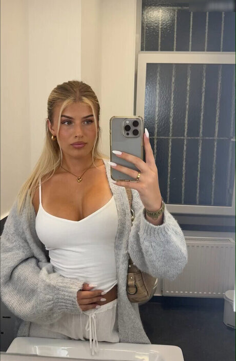 blonde hot wife onlyfans hd pics