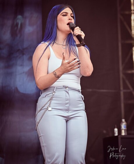 Courtney LaPlante hot star img