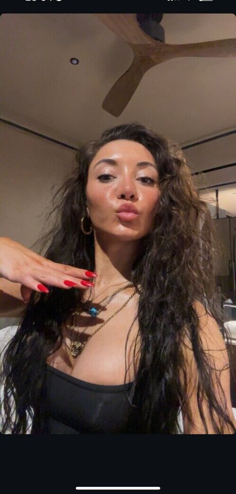 Merve zkan naked actress picture