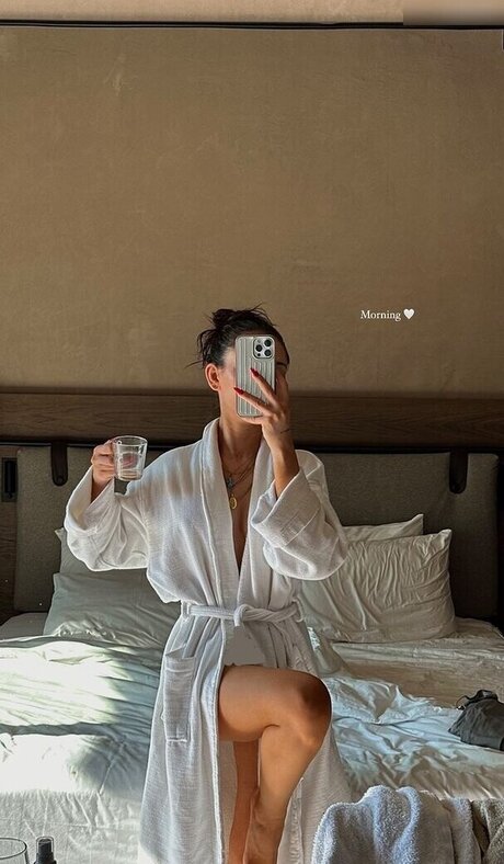 Merve zkan hot actress photos