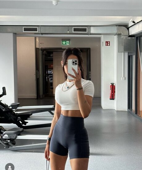 Merve zkan naked actress photo