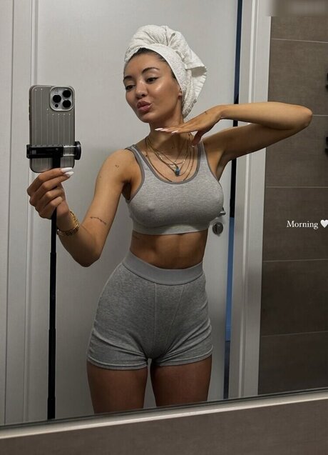 Merve zkan sexy actress images