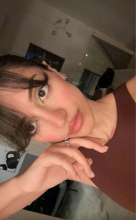 Melody Oz beautiful actress pics