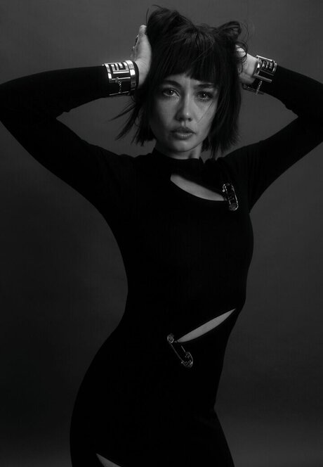 Sydney Chandler star nudes picture