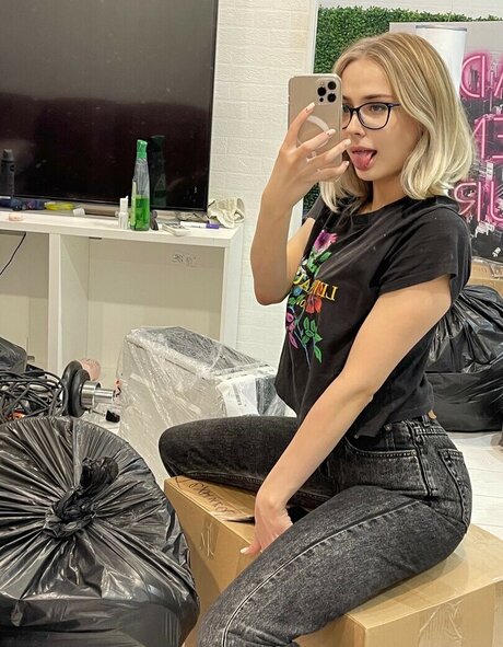 GloriaMatvien nude actress archive