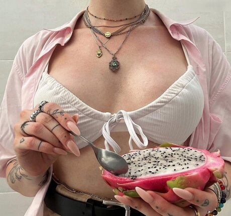 ayyetay naked model photo